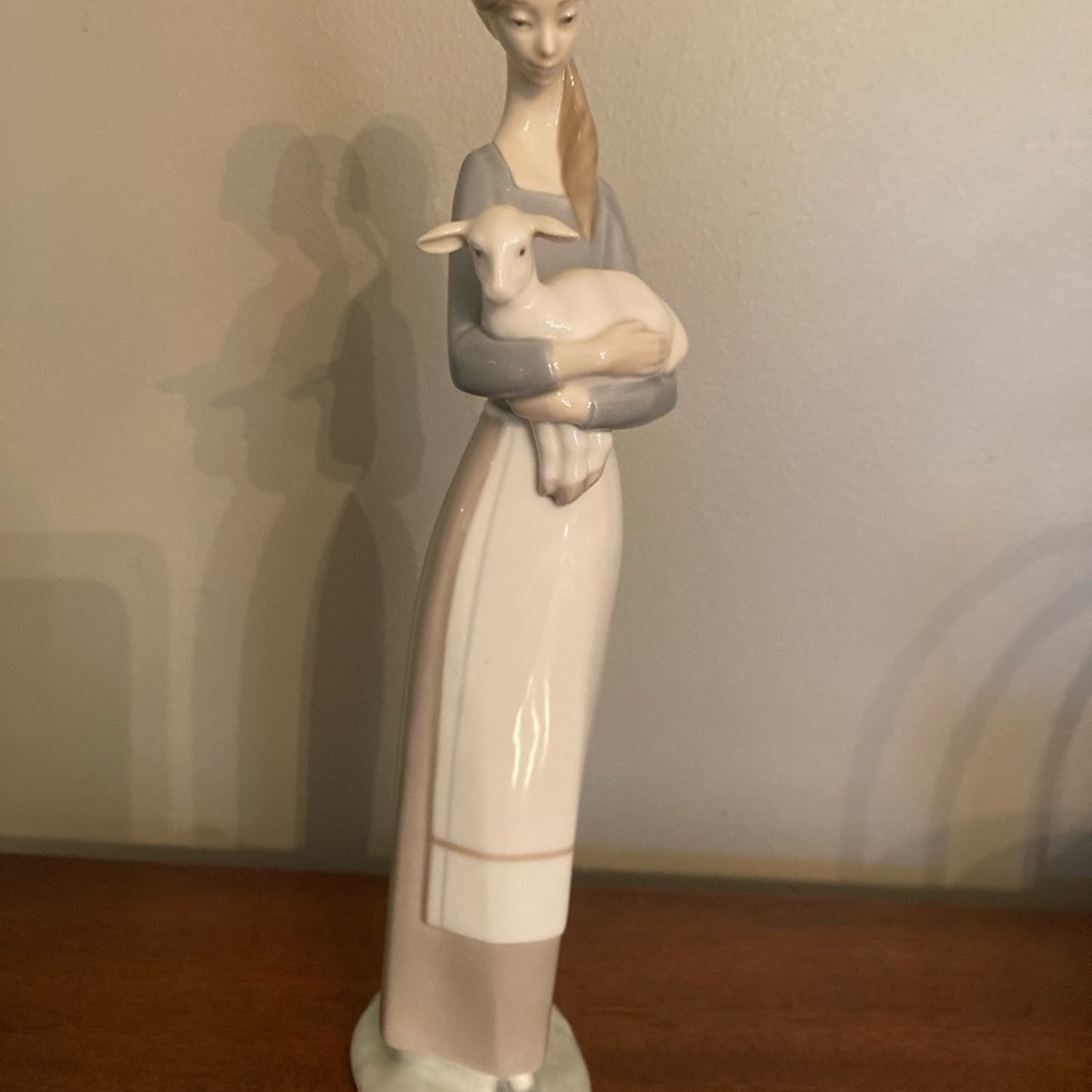 Lladro Girl With Lamb figurine - Picture 7 of 8